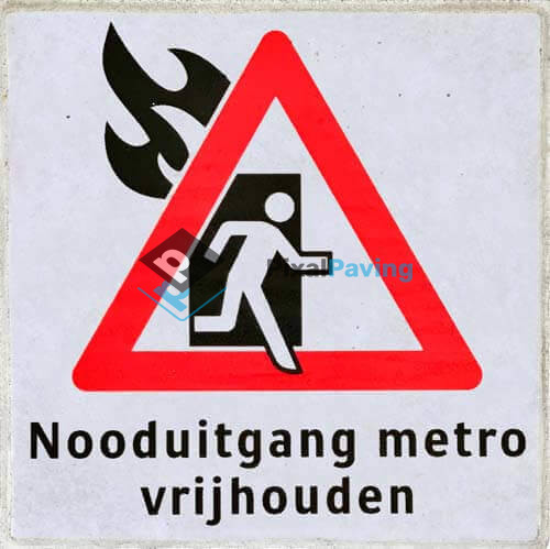 stoeptegel bedrukken Nooduitgang metro vrijhouden - pixalpaving.nl